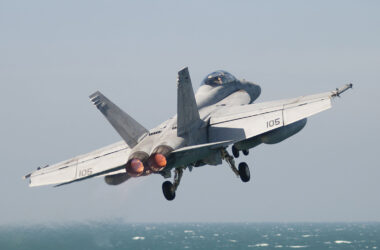 Caça F/A-18F decola do porta-aviões Harry S. Truman