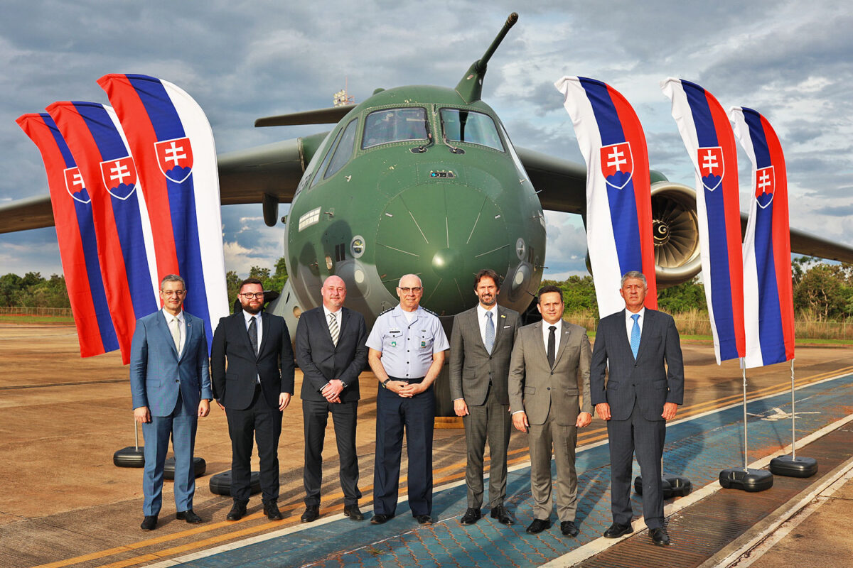 O ministro da Defesa eslovado junto a Comandante da FAB e o CEO da Embraer Defesa & Segurança