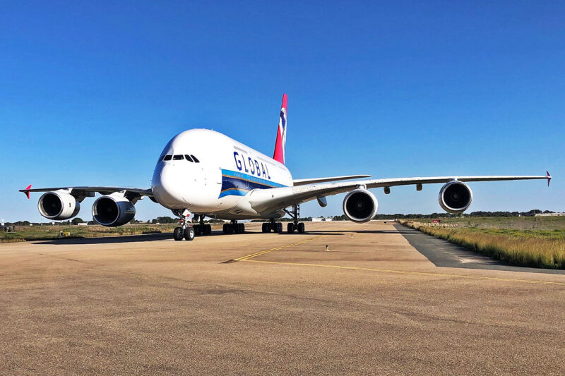 O A380 da Global Airlines e sua pintura 'híbrida' com a China Southern