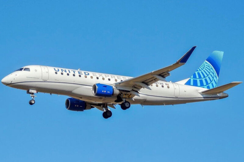 Um Embraer E175 da Mesa que voa para a United