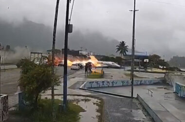 O jato executivo PR-GFS após varar a pista do Aeroporto de Ubatuba