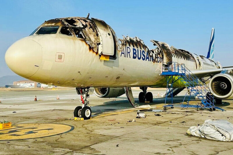 O A321 da Air Busan teve a parte superior da fuselagem toda destruída pelo fogo