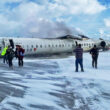 O jato CRJ-900 de cabeça para baixo após o acidente no pouso