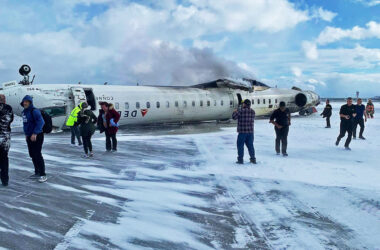 O jato CRJ-900 de cabeça para baixo após o acidente no pouso