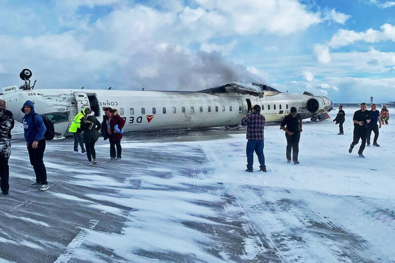 O jato CRJ-900 de cabeça para baixo após o acidente no pouso