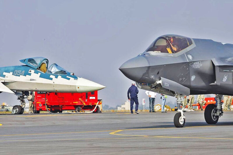 Caças F-35 e Su-57 na Aero India 2025