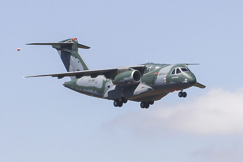 O KC-390 durante o primeiro voo em 3 de fevereiro de 2015