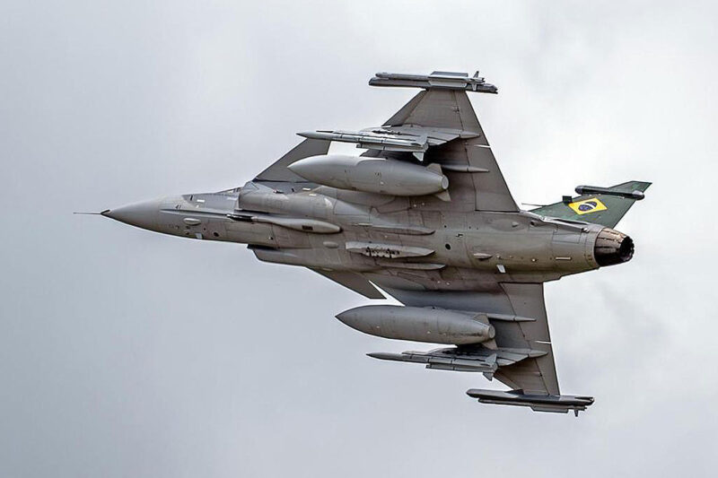 Caça Gripen usado para testes no Brasil voa equipado com dois tanques de 1.100 litros e quatro mísseis