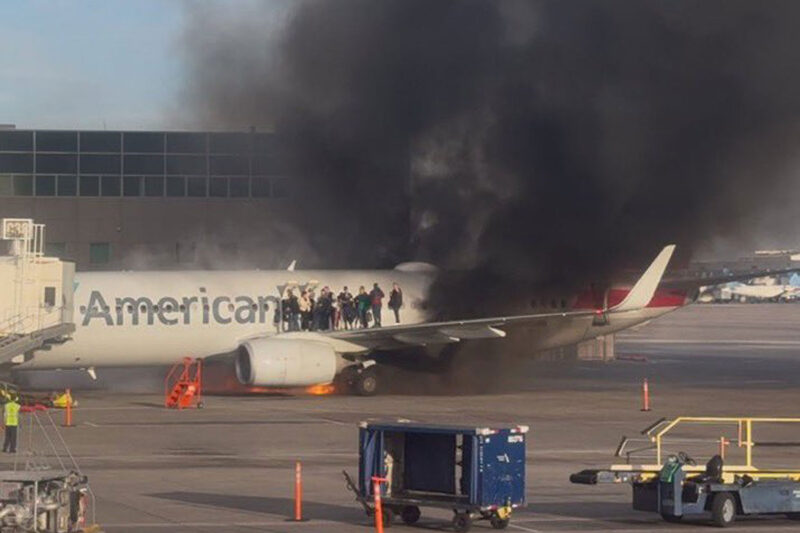 O Boeing 737-800 da American pega fogo enquanto os passageiros esperam por resgate na asa esquerda