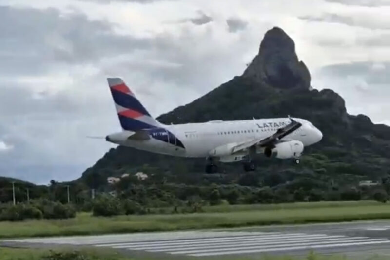 Airbus A319 da LATAM pousa em Fernando de Noronha para buscar passageiros da VoePass